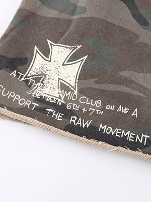 Ärmelloses Camo Shirt – Kreuz-Print am Saum im Detail | XoKool