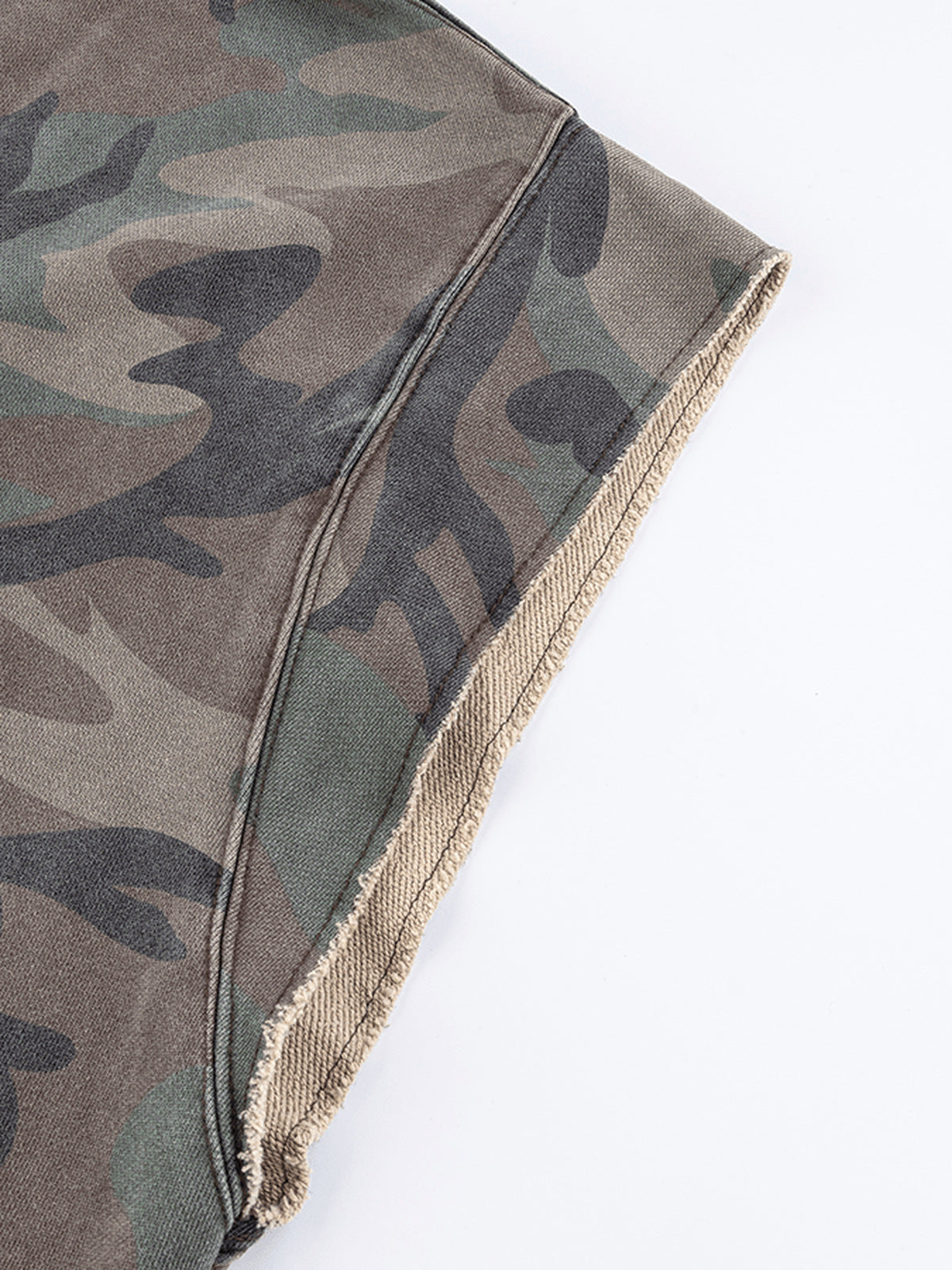 Ärmelloses Camo Shirt – Armausschnitt mit offener Kante im Detail | XoKool