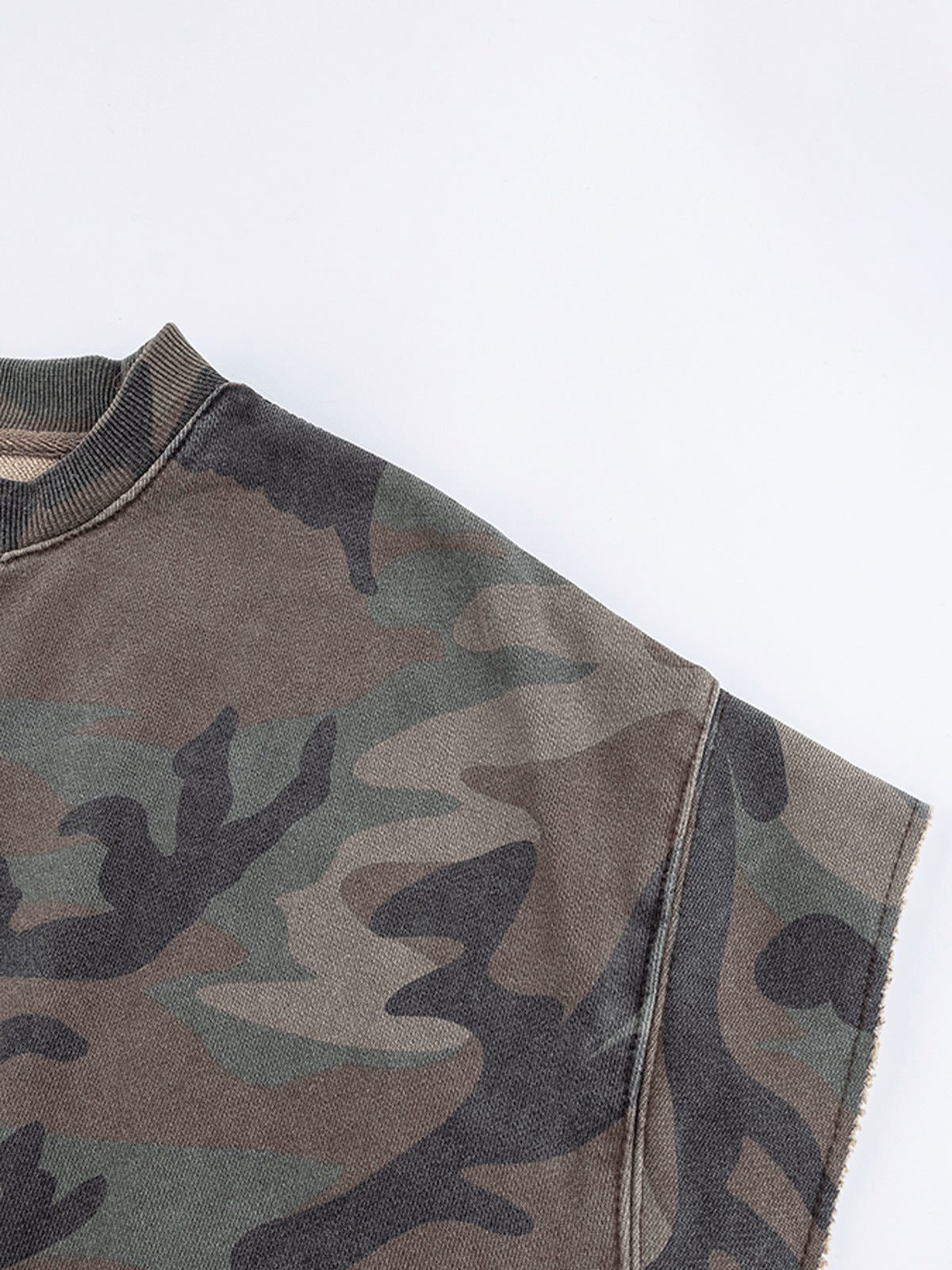 Ärmelloses Camo Shirt – Schulter und Ärmelansatz im Detail | XoKool