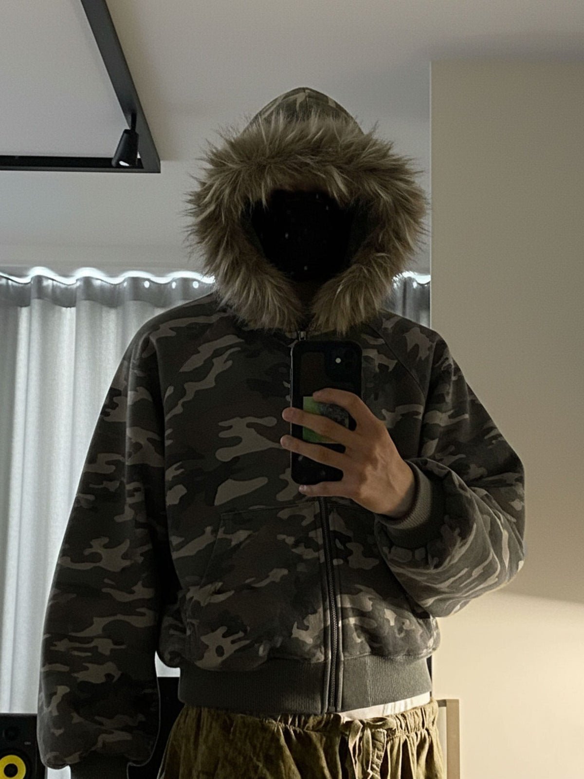 Camo Zip Hoodie mit Kunstfell-Kapuze – Spiegelselfie, Vorderansicht | XoKool