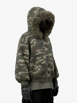 Hoodie de camuflaje con capucha de piel – en modelo, lateral | XoKool