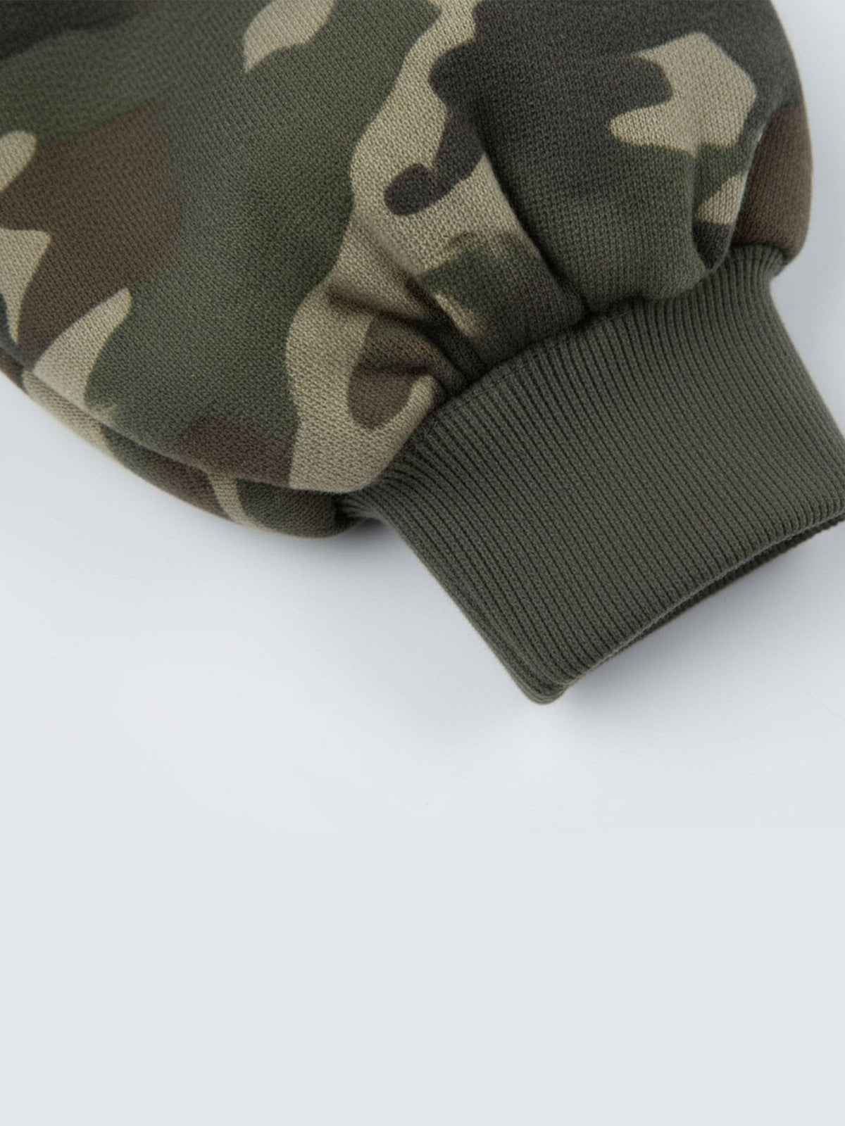 Hoodie de camuflaje con capucha de piel – detalle del puño acanalado | XoKool