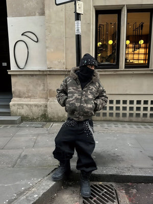 Hoodie de camuflaje con cierre y capucha de piel sintética – foto urbana, sentada | XoKool