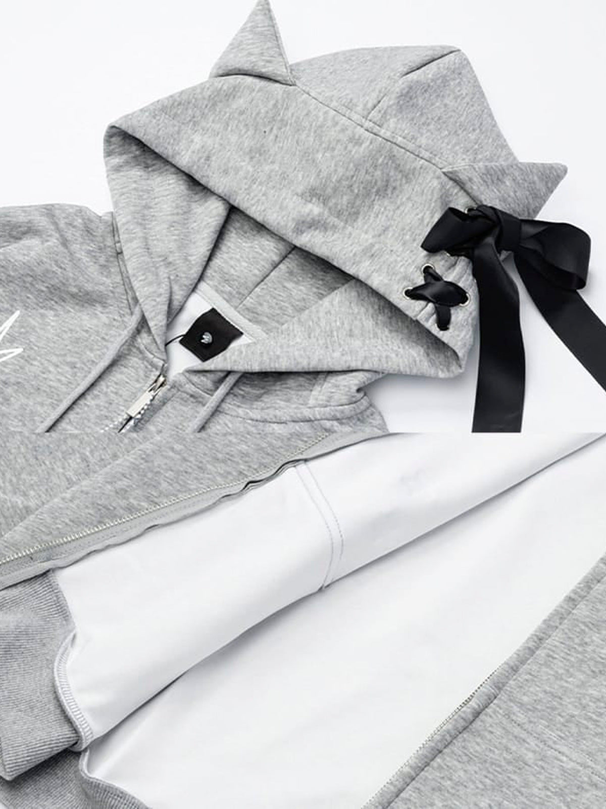 Cat ear hoodie – Grey, hood ears and bow close-up | XoKool