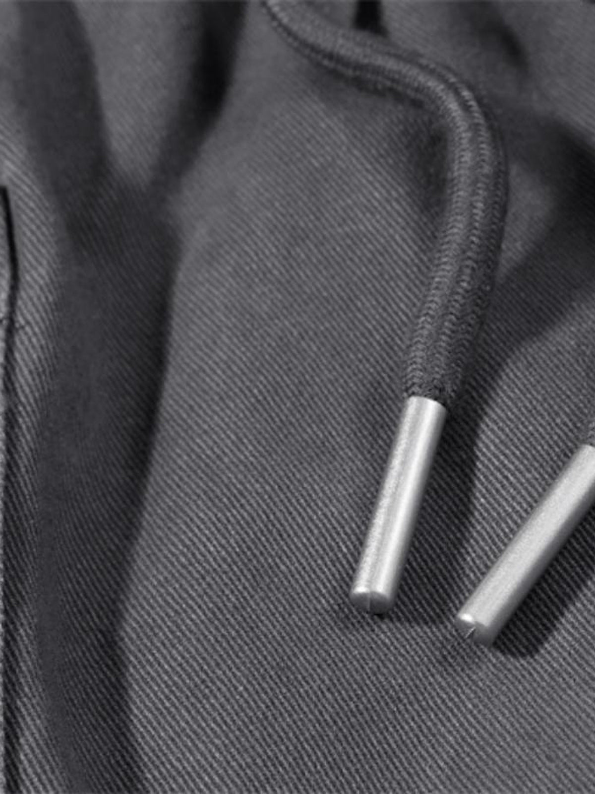 Graue Cargohose – Nahaufnahme der Metallenden am Kordelzug | XoKool