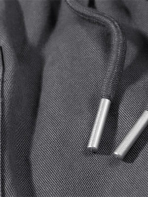 Graue Cargohose – Nahaufnahme der Metallenden am Kordelzug | XoKool