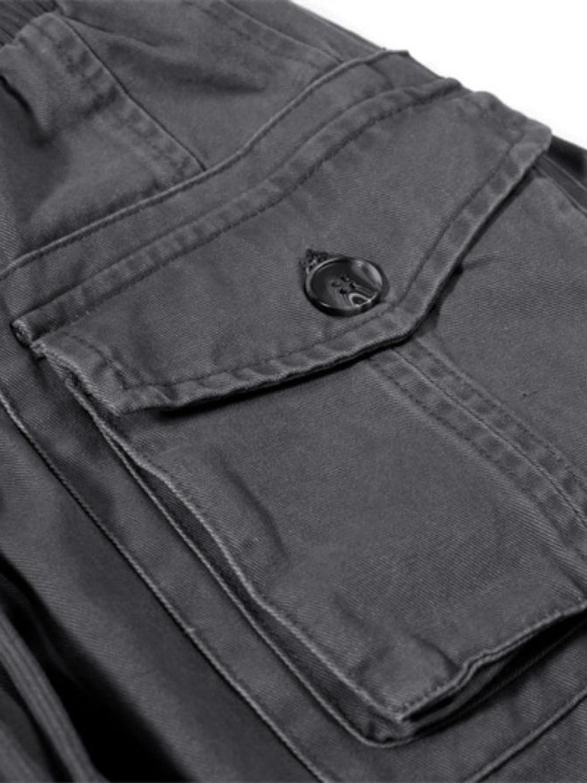 Graue Cargohose – Nahaufnahme der Cargotasche mit Klappe | XoKool