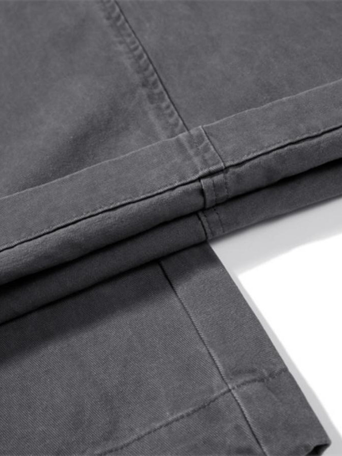 Graue Cargohose – Nahaufnahme von Saum und Naht | XoKool