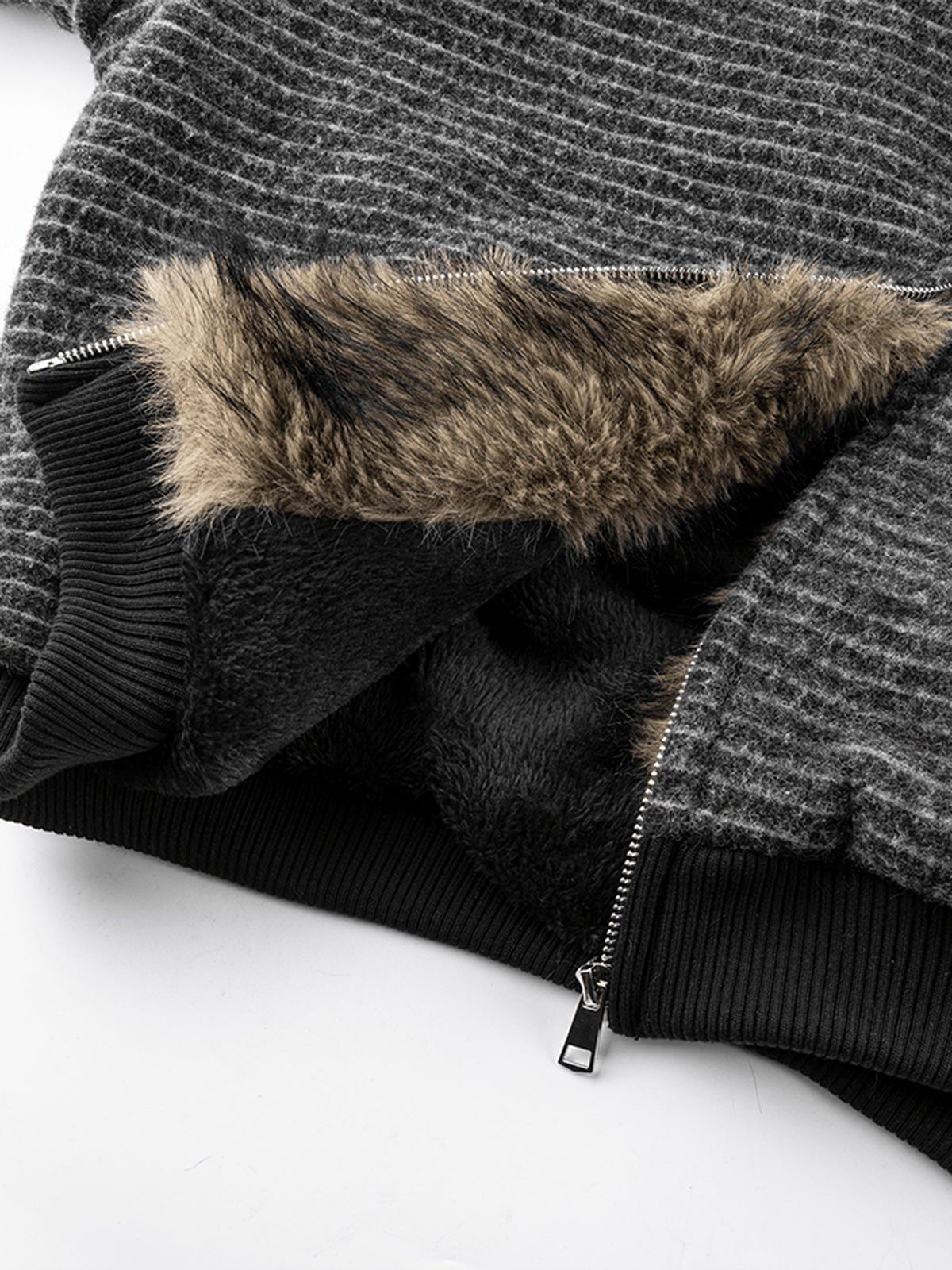 Anthrazit gestreifter Zip Hoodie mit Kunstfellkapuze – Fellfutter und Rippsaum im Detail | XoKool