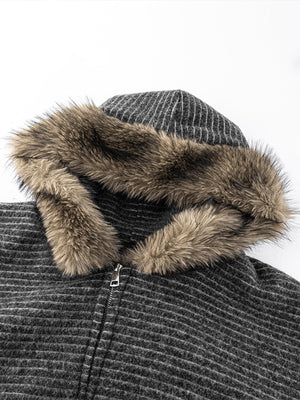 Anthrazit gestreifter Zip Hoodie mit Kunstfellkapuze – Kapuze mit Fellbesatz im Detail | XoKool