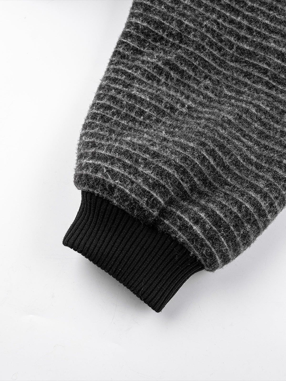 Gestreifter Zip Hoodie – Rippbündchen im Detail | XoKool
