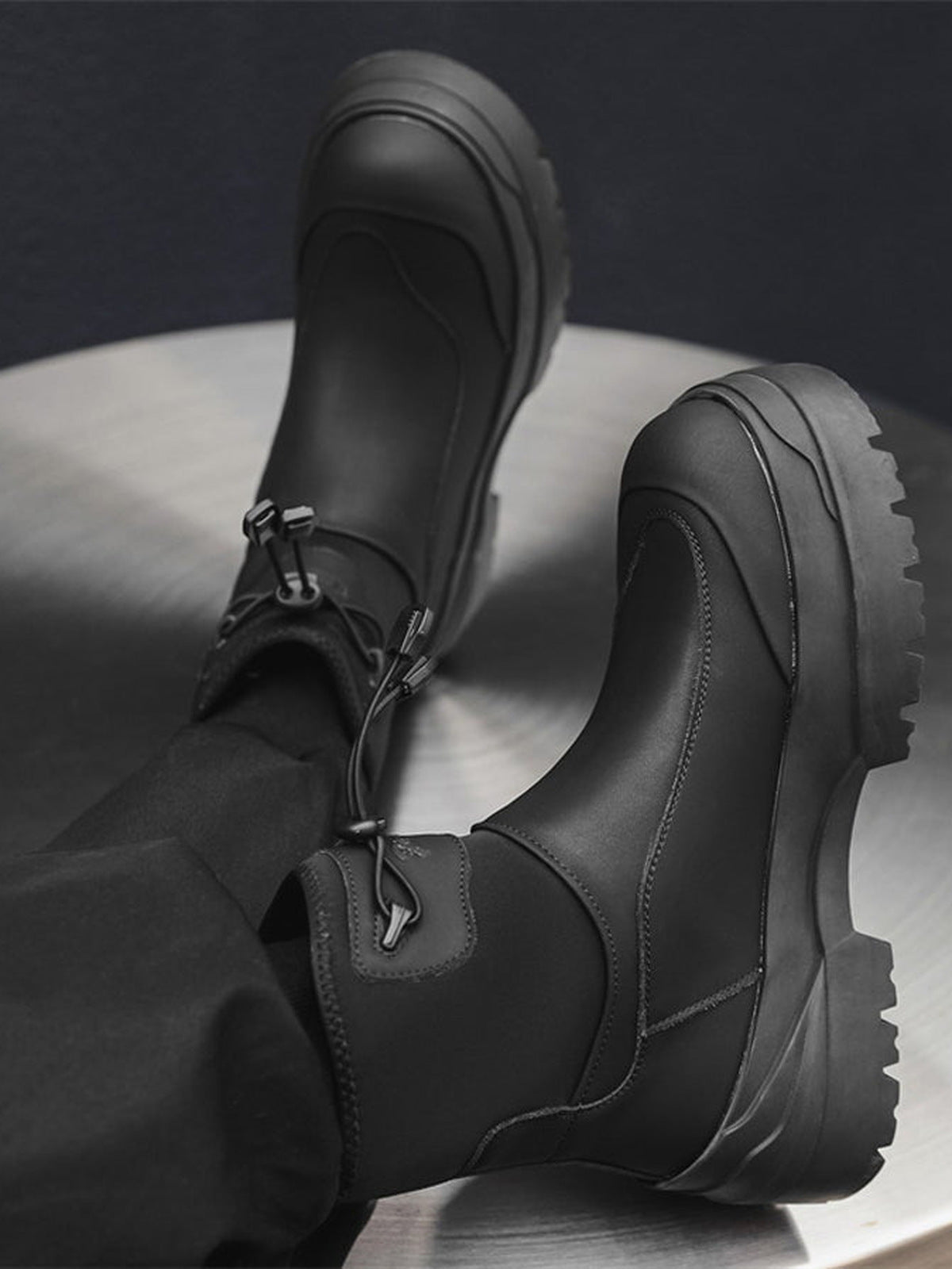 Chunky Ankle Boots zum Reinschlüpfen mit Toggle – am Model, Schwarz | XoKool