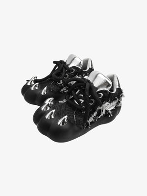 Chunky Sneaker mit Krallen-Zehenkappe in Distressed Schwarz – Paar, seitlich von schräg | XoKool