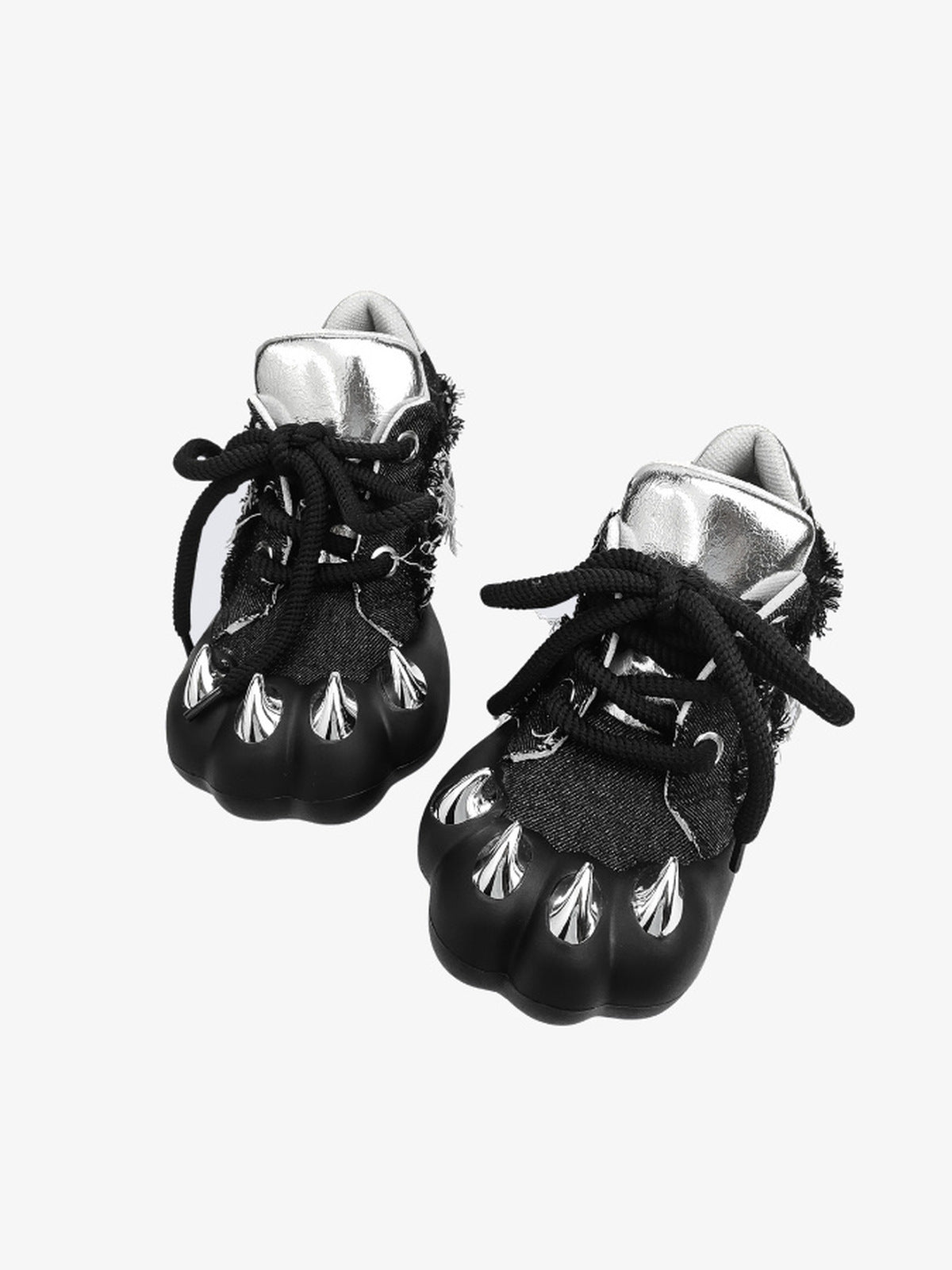 Zapatillas chunky con puntera de garra en negro desgastado – par, vista frontal en ángulo | XoKool