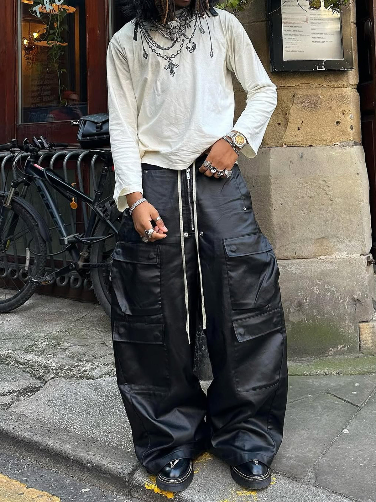 Beschichtete schwarze Wide Leg Cargohose – Streetfoto, am Model, von vorn | XoKool