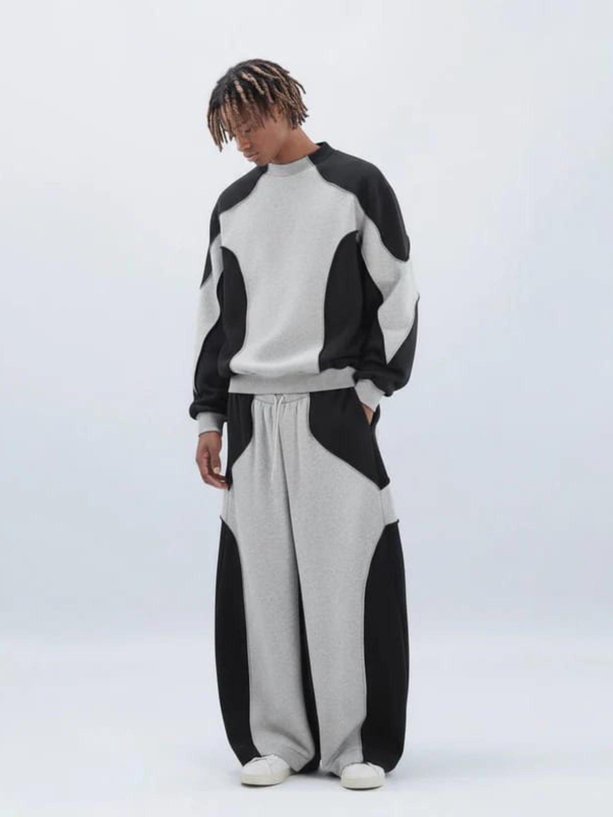 Conjunto deportivo color block – en modelo, frente en ángulo | XoKool