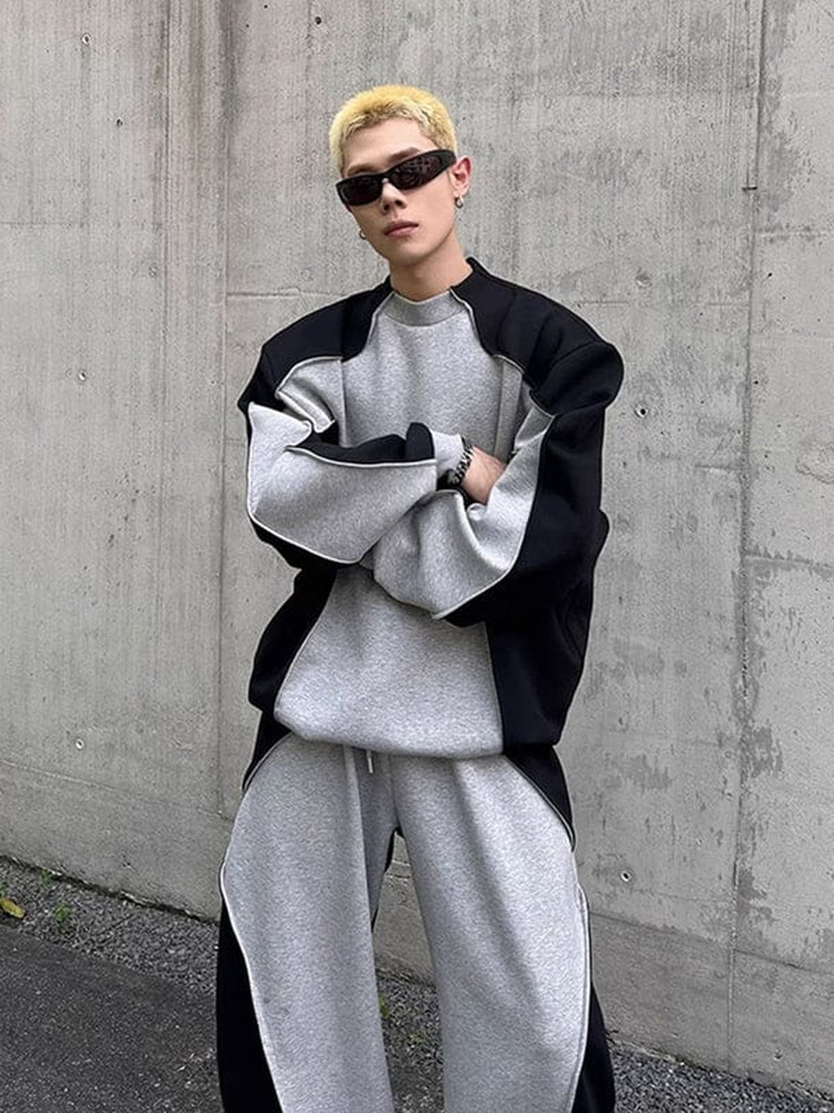 Conjunto de sudadera cuello redondo color block y pantalones deportivos de pierna ancha – en modelo, frente, en la calle | XoKool