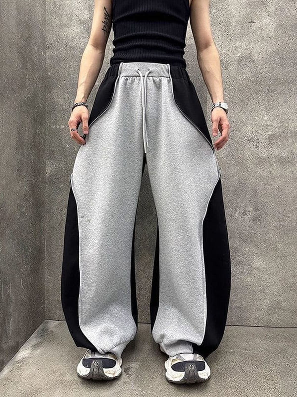 Conjunto deportivo color block – en modelo, pantalones de frente | XoKool