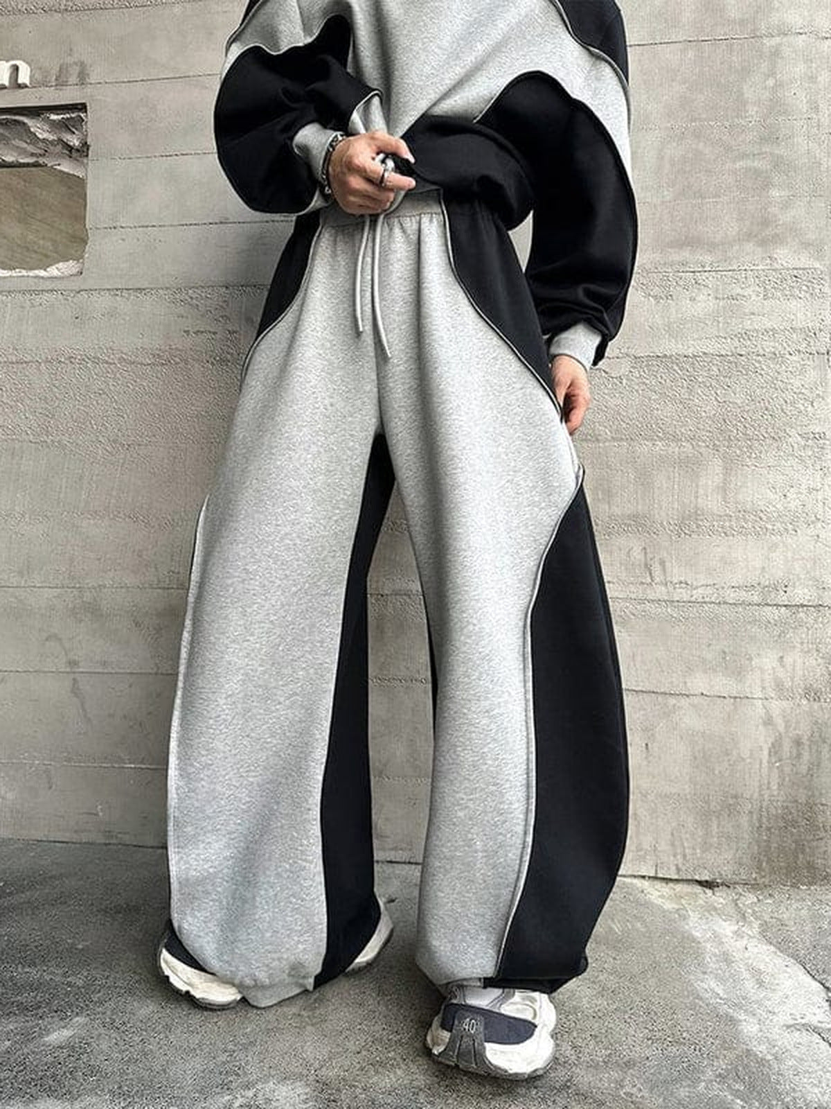 Conjunto deportivo color block – en modelo, pantalones de frente | XoKool