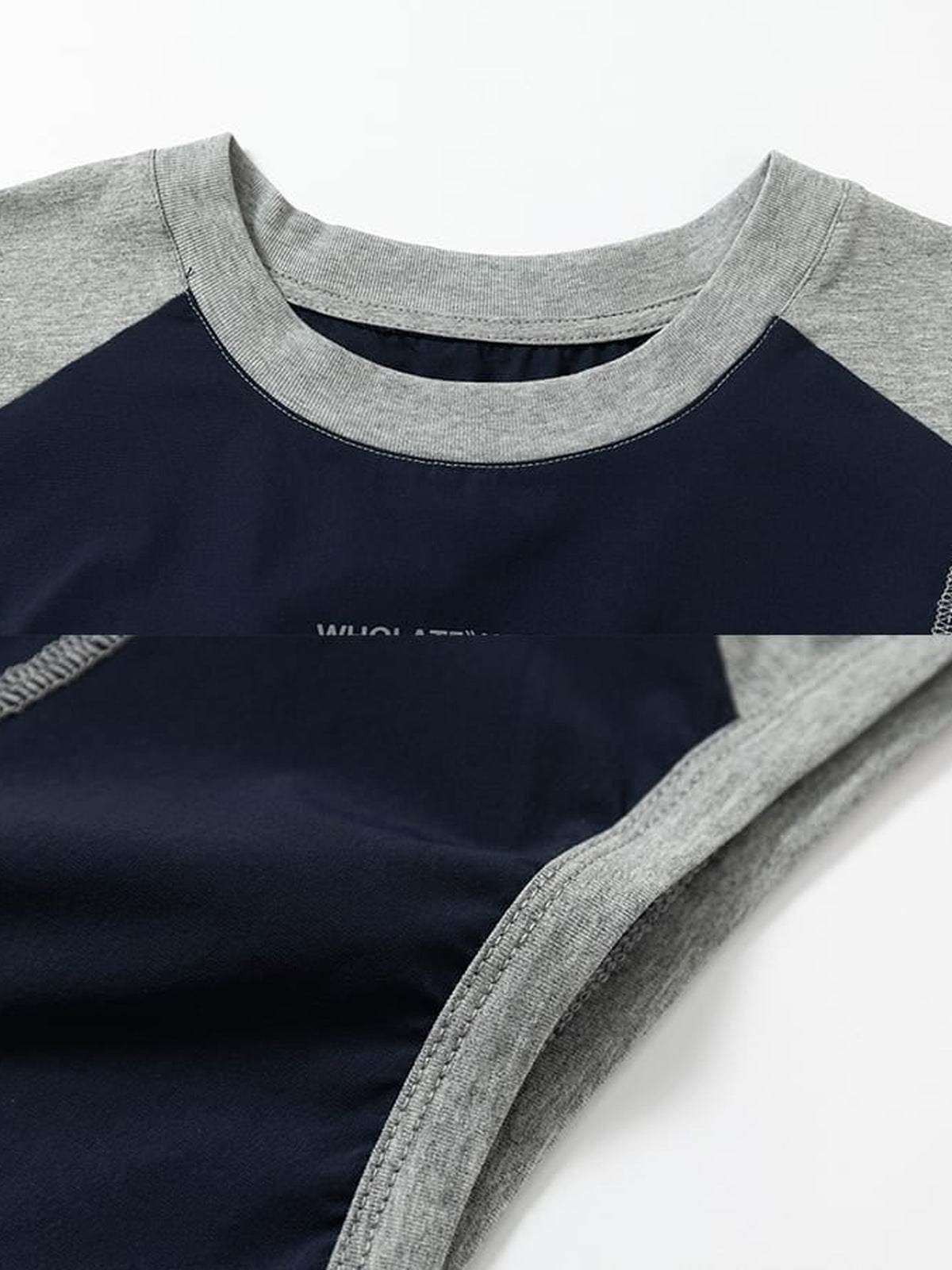 Camiseta sin mangas color block – Azul marino/Gris, detalle del escote y el estampado del pecho | XoKool
