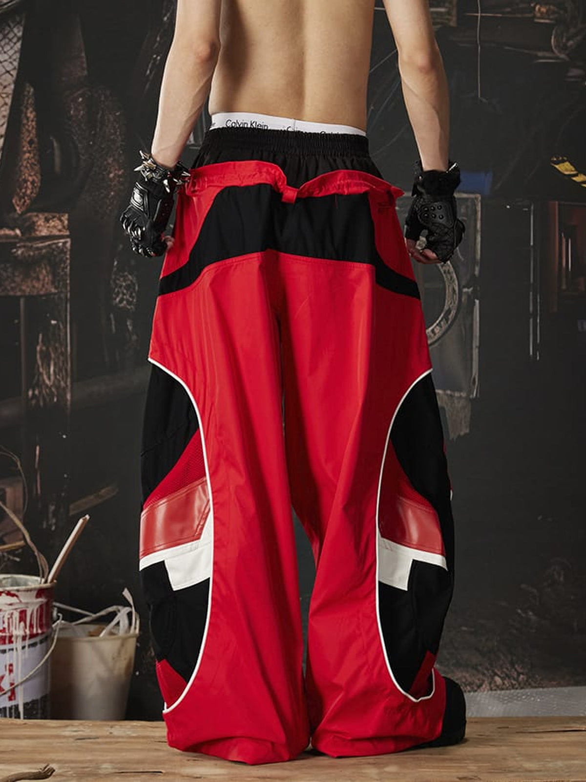 Pantalones paracaidista de pierna ancha colorblock – rojo, en modelo, parte trasera | XoKool