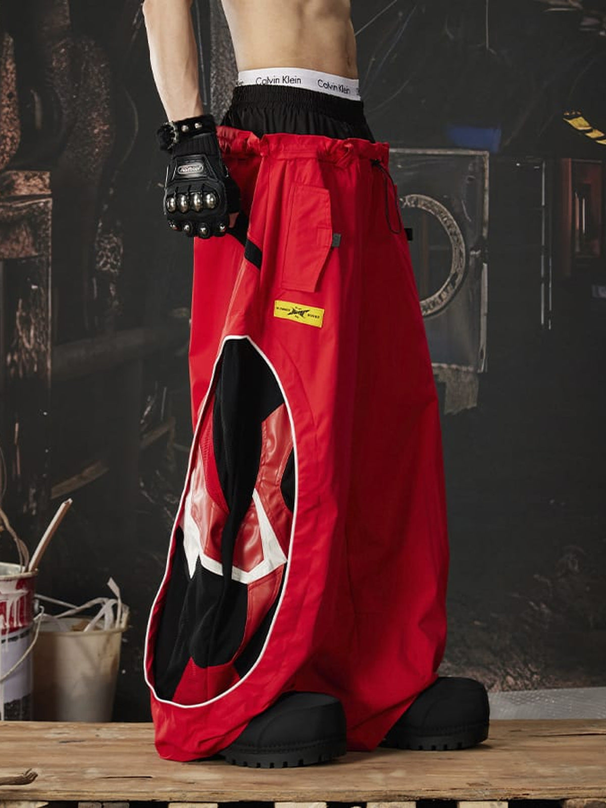 Pantalones paracaidista – rojo, en modelo, lateral | XoKool