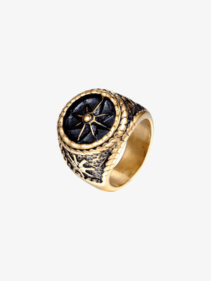 Anillo de sello con estrella de brújula y esmalte negro – Dorado, en ángulo | XoKool