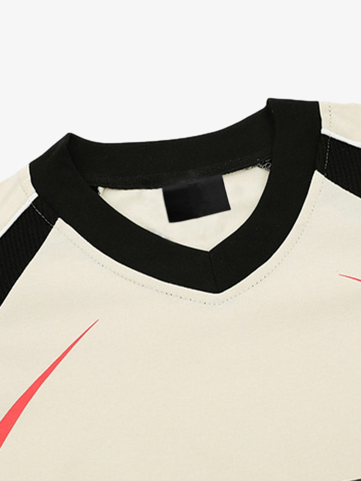 Raglan T-Shirt im Jersey-Stil – Creme Schwarz, Nahaufnahme des V-Ausschnitts | XoKool