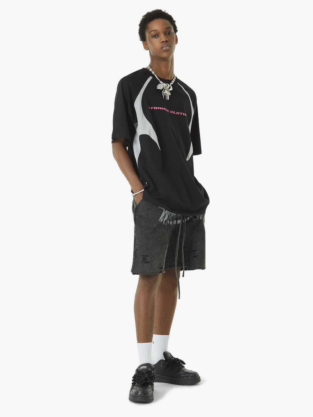 Raglan Racing T-Shirt – Schwarz, am Model Ganzkörper von der Seite | XoKool