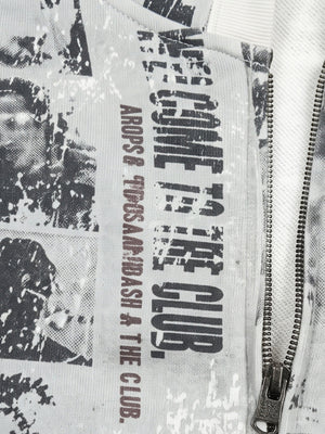 Zip Hoodie mit Collage-Print – Reißverschluss und Text-Print Nahaufnahme | XoKool