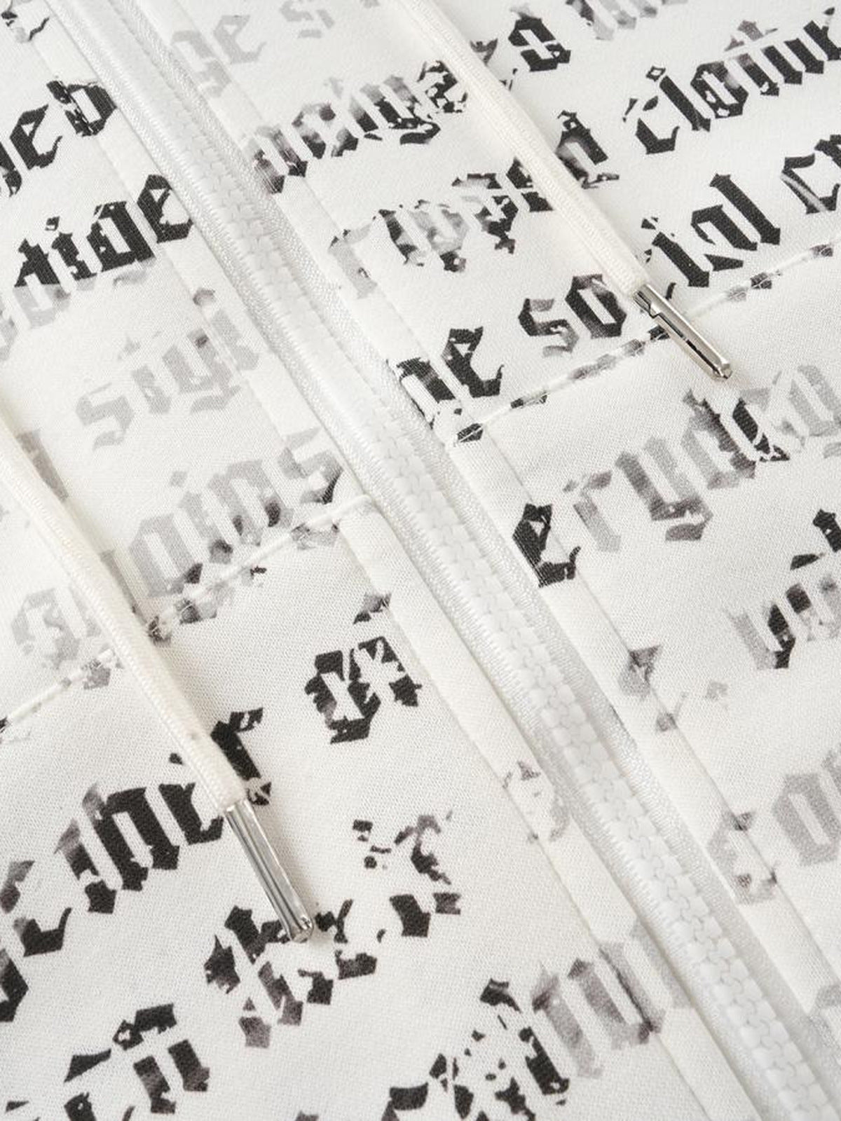 Zip Hoodie mit Zeitungsprint – Reißverschluss und bedruckte Kordel im Detail | XoKool