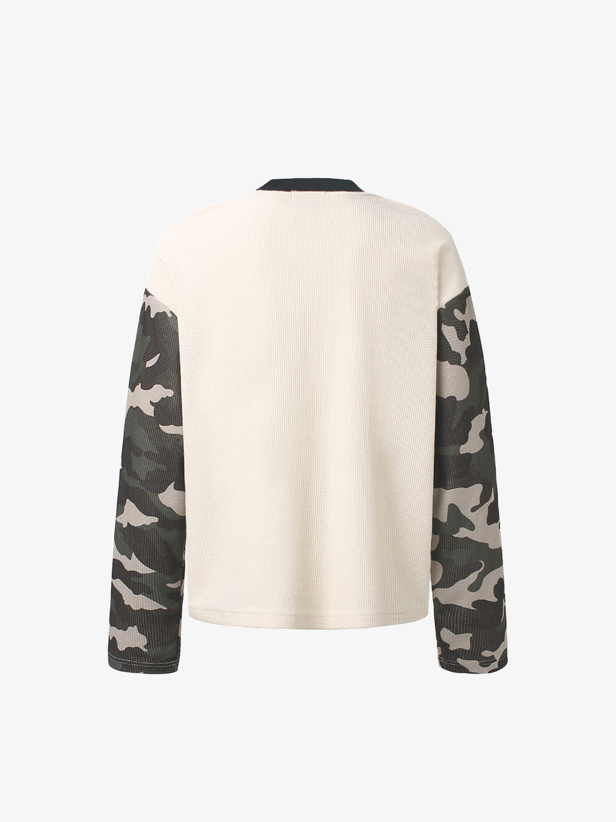Cremefarbenes Waffel-Longsleeve mit Camo-Ärmeln – Rückseite flach | XoKool