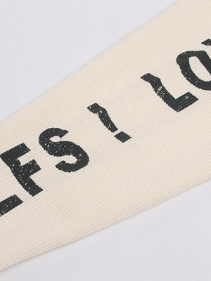 Camiseta de manga larga tipo waffle – detalle de las letras en la manga | XoKool