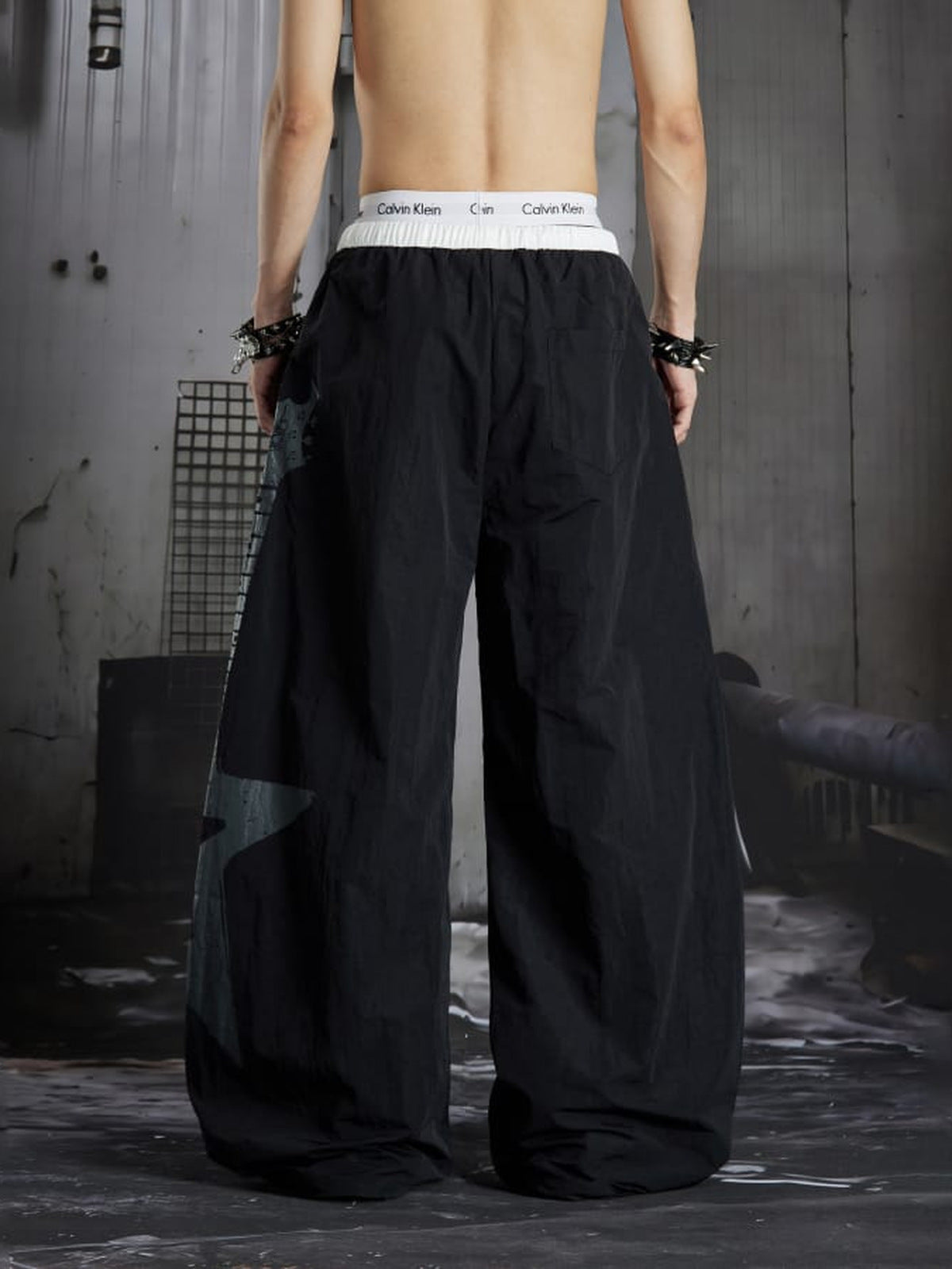 Fallschirmhose – Schwarz, am Model, hinten | XoKool