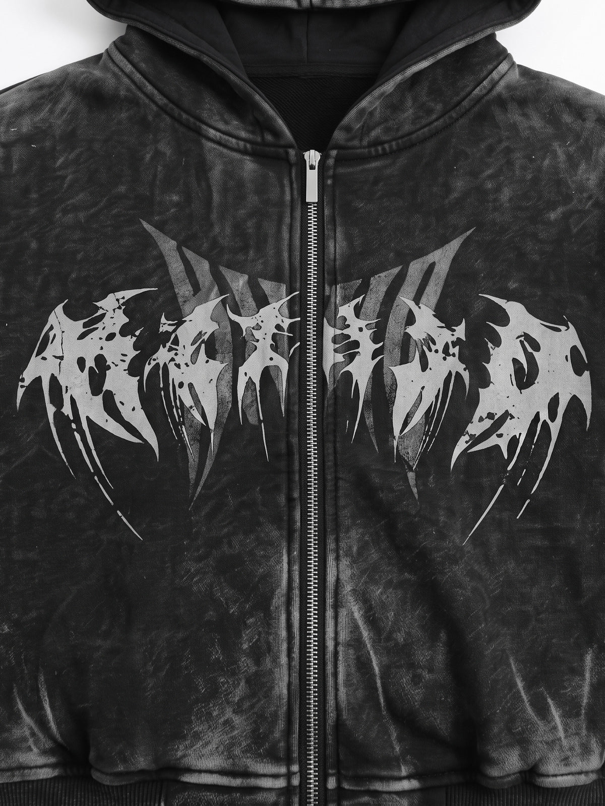 Hoodie corto con cierre y acid wash – detalle del estampado del pecho | XoKool