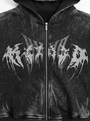 Hoodie corto con cierre y acid wash – detalle del estampado del pecho | XoKool
