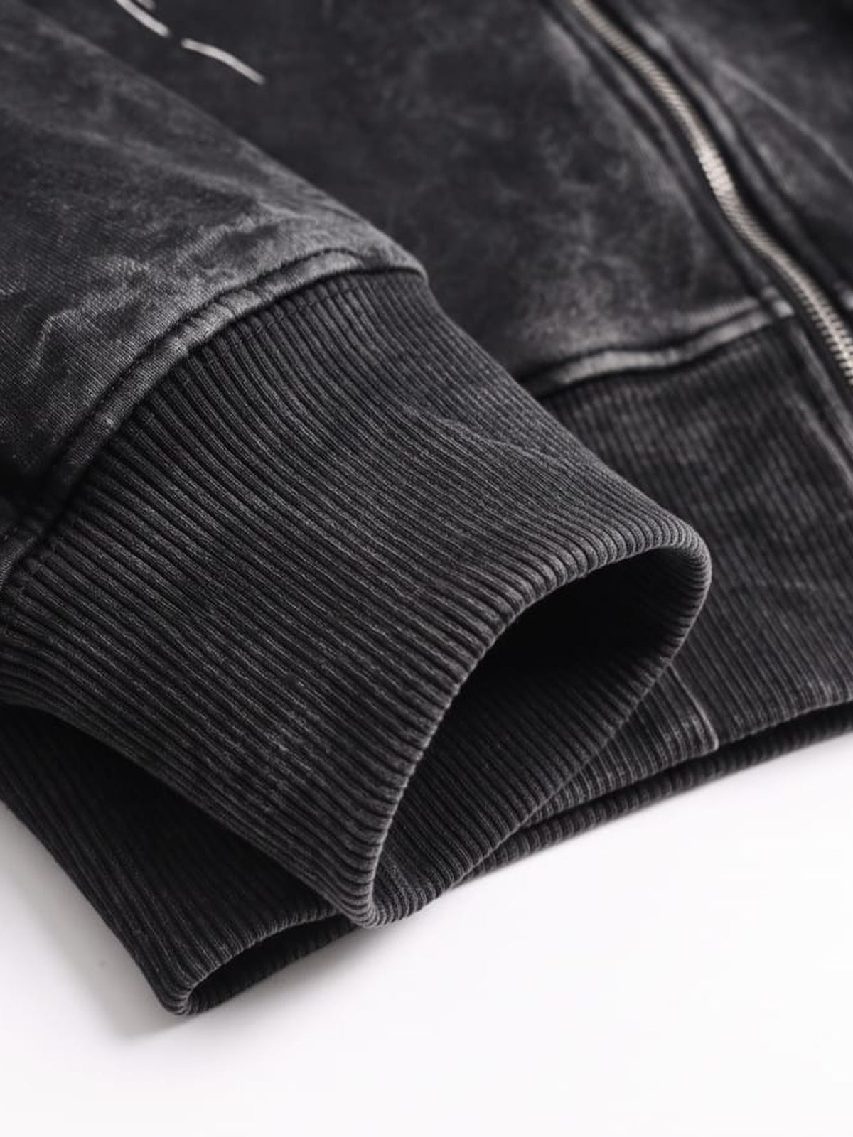 Hoodie corto con cierre y acid wash – detalle del puño | XoKool