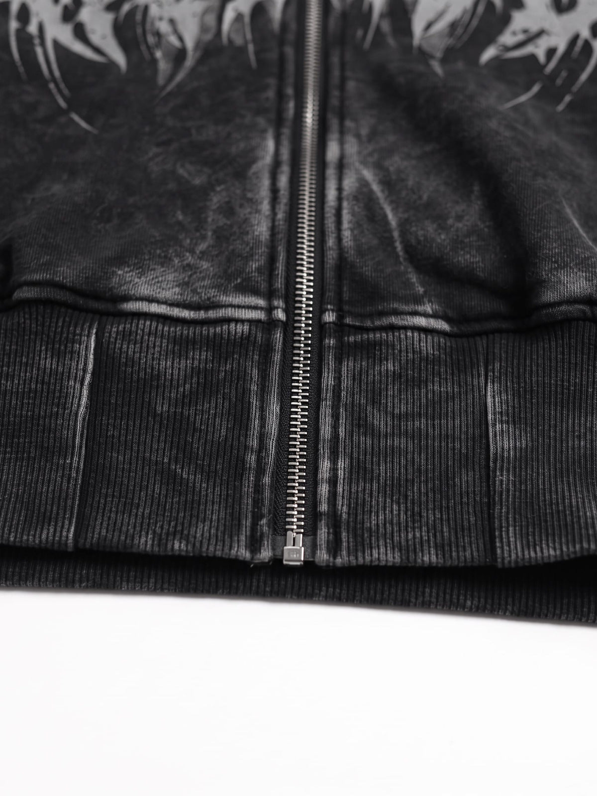 Hoodie corto con cierre y acid wash – detalle del dobladillo y el cierre | XoKool