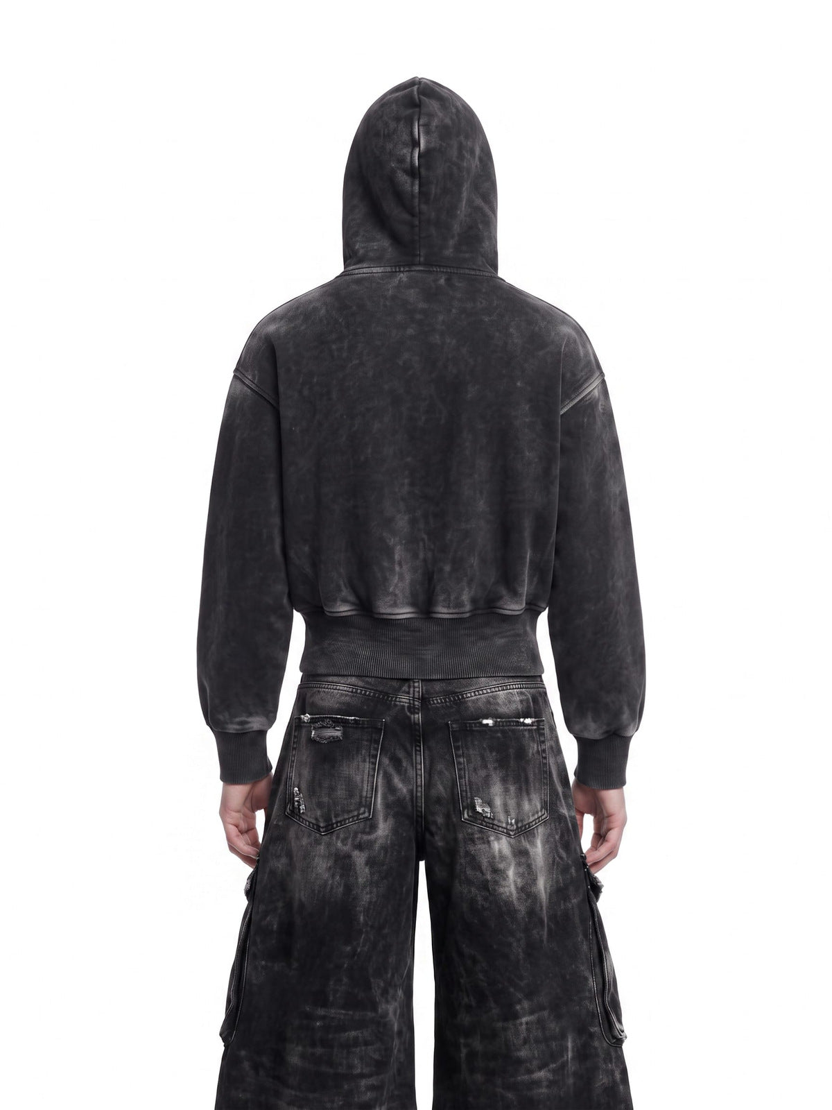 Hoodie corto con cierre y acid wash – en modelo, de espalda | XoKool