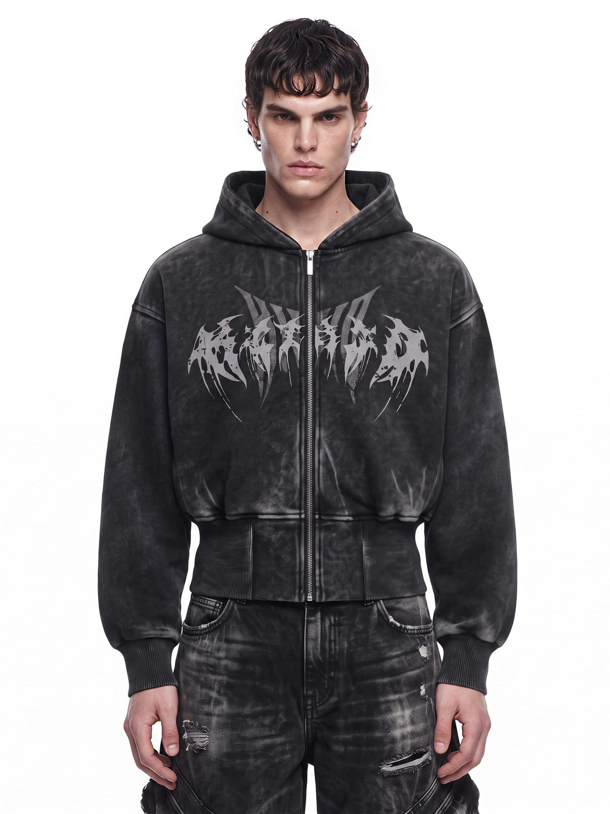 Hoodie corto con cierre, acid wash y letras estilo metal – en modelo, de frente | XoKool