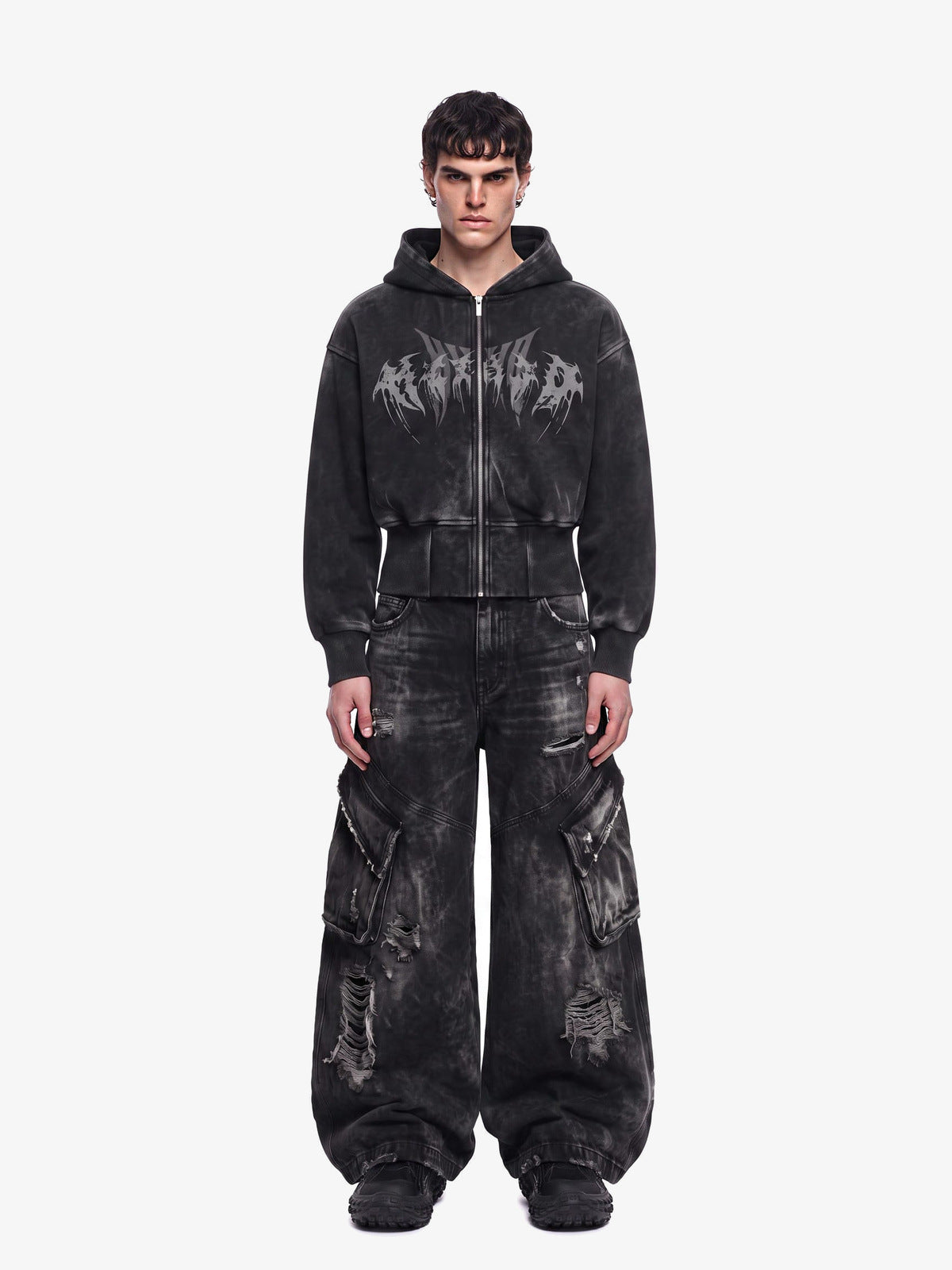 Cropped Acid Wash Zip Hoodie mit Metal-Schriftzug – am Model, Ganzkörper | XoKool