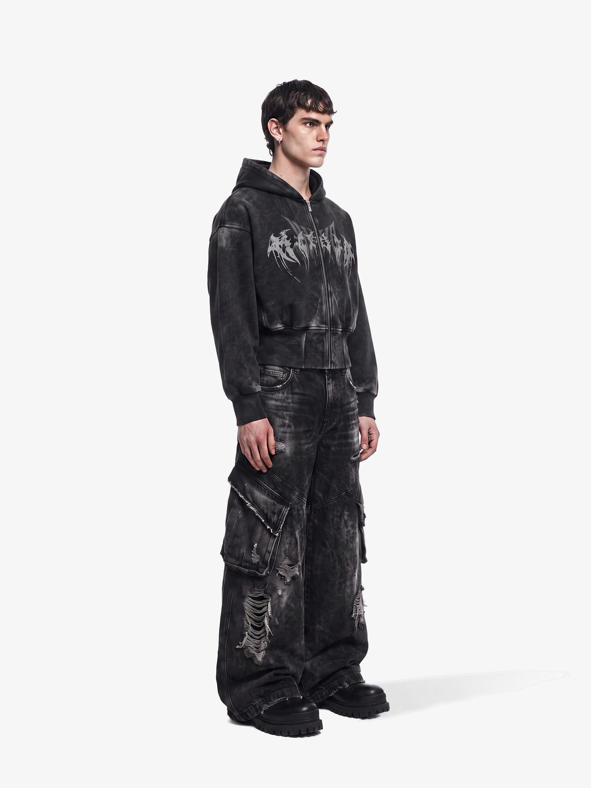 Hoodie corto con cierre, acid wash y letras estilo metal – en modelo, de lado | XoKool