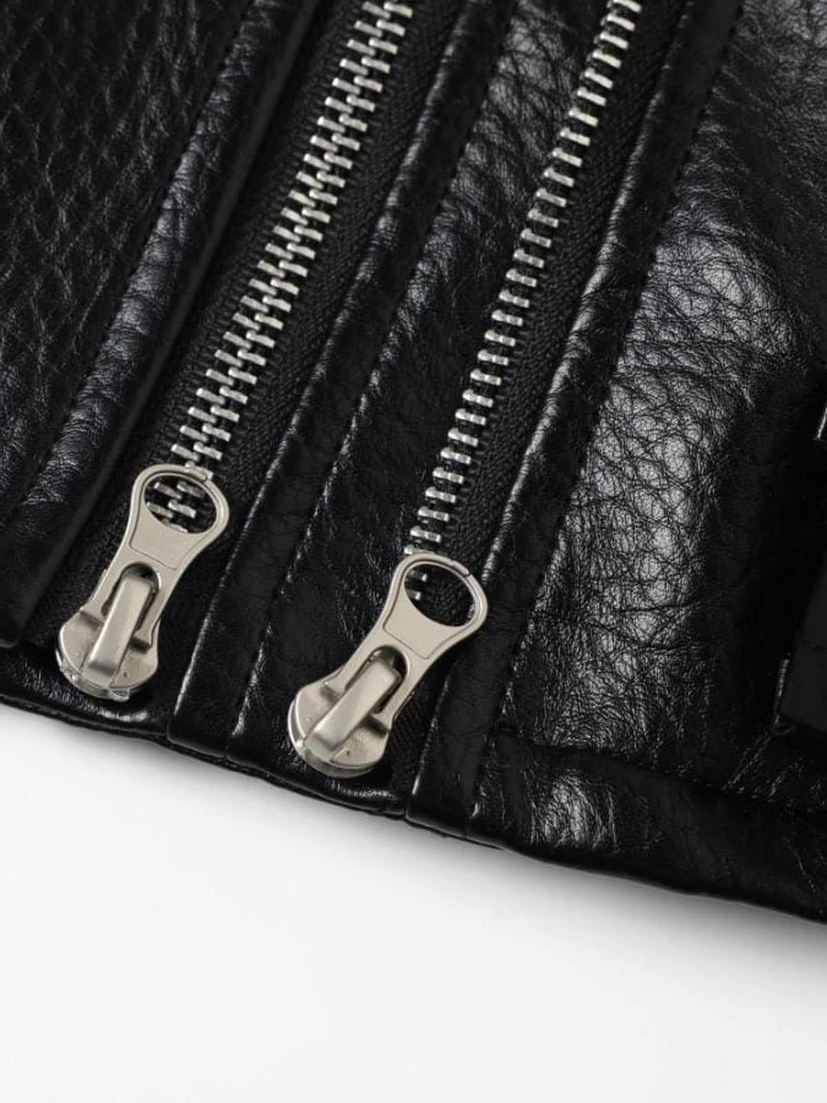 Chaqueta biker corta negra de cuero sintético – detalle del doble cierre | XoKool