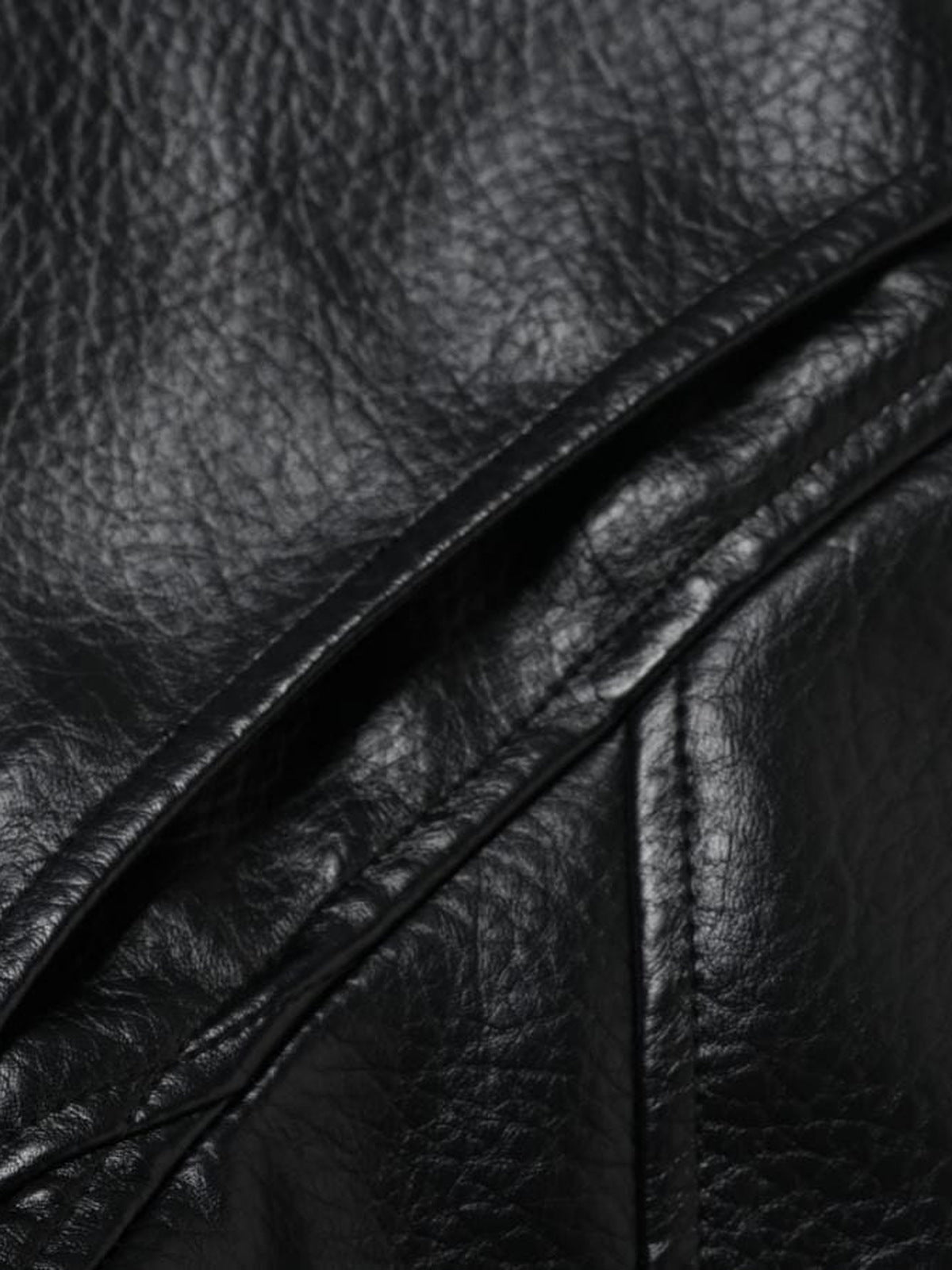 Chaqueta biker corta – detalle de la textura del cuero sintético | XoKool