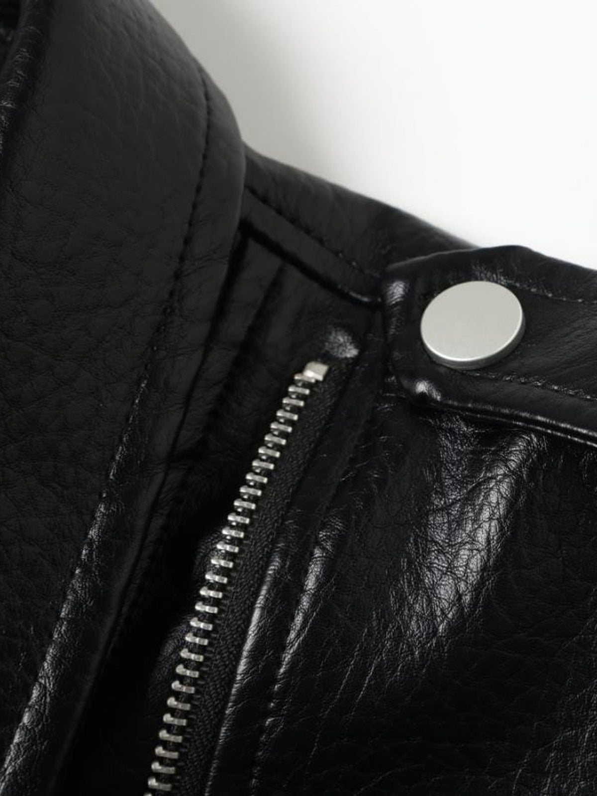 Chaqueta biker corta – detalle del broche y el cuello | XoKool