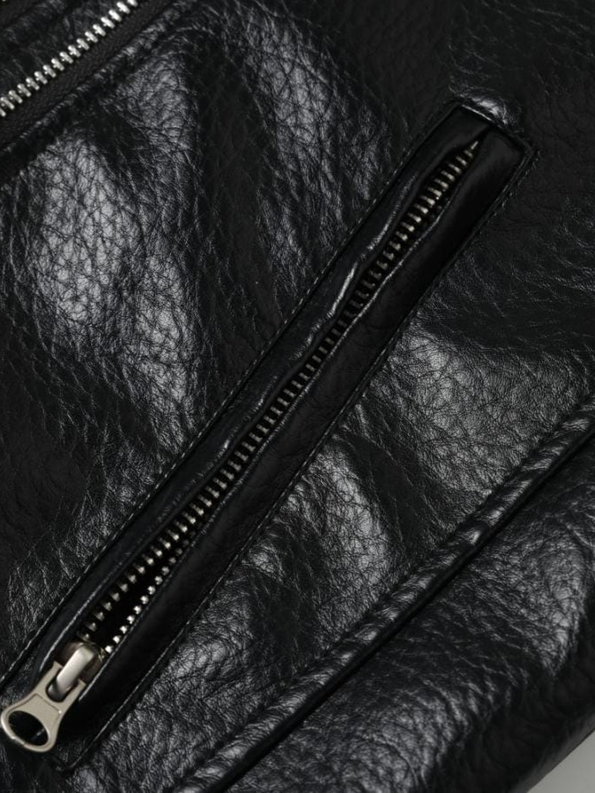 Chaqueta biker corta – detalle del bolsillo con cierre | XoKool