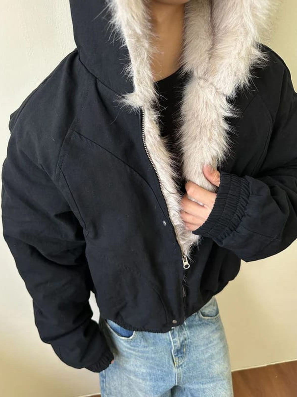 Conjunto de chaqueta bomber y pantalones de camuflaje – chaqueta negra en modelo, primer plano | XoKool