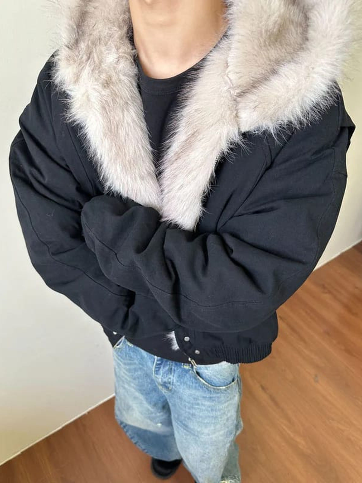 Conjunto de chaqueta bomber y pantalones de camuflaje – chaqueta negra en modelo | XoKool
