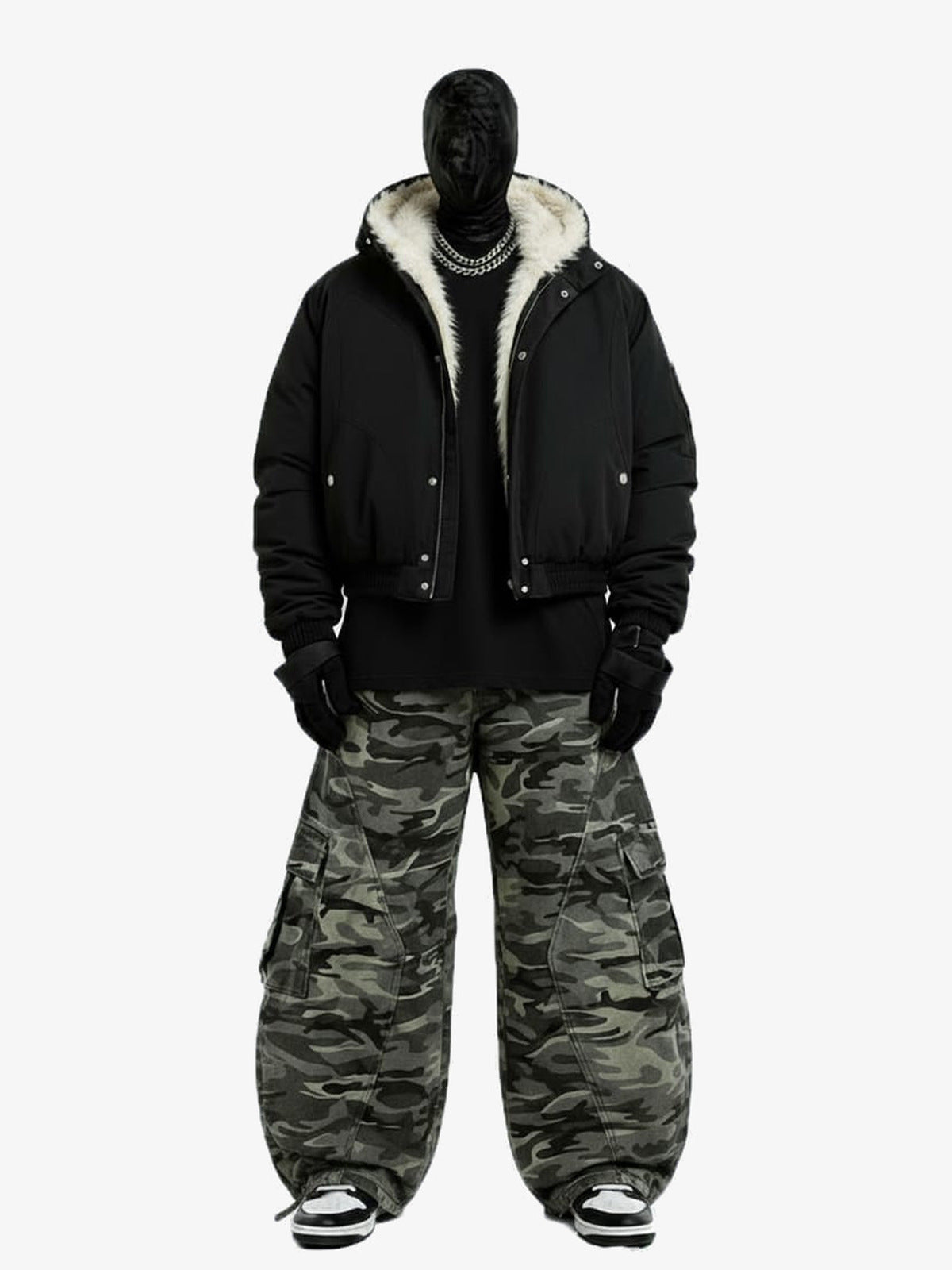Conjunto de chaqueta bomber corta y pantalones cargo de camuflaje – chaqueta negra con pantalones de camuflaje gris, en maniquí | XoKool