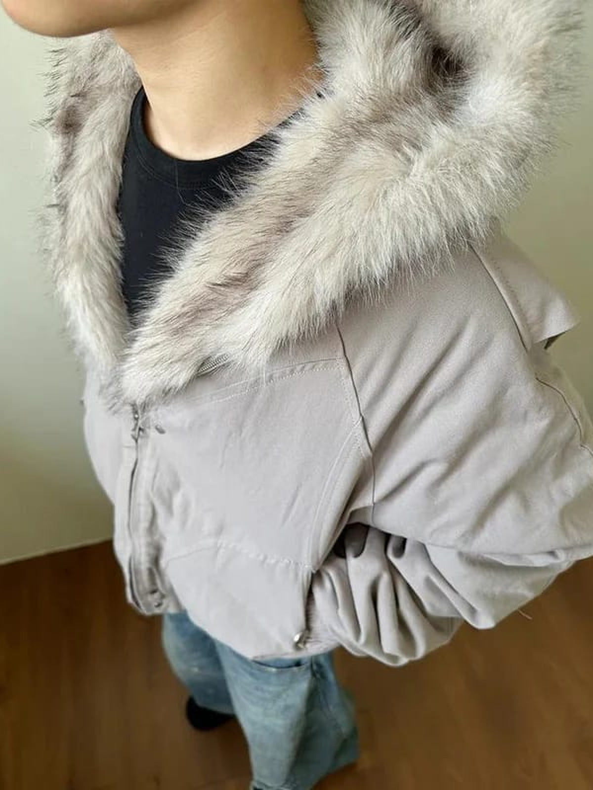 Conjunto de chaqueta bomber y pantalones de camuflaje – detalle de la capucha de piel sintética | XoKool